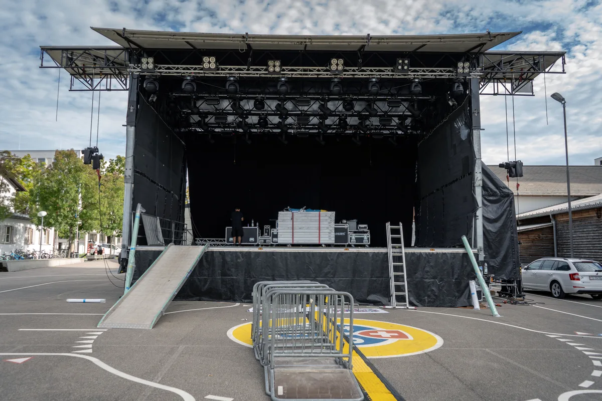 Die Hauptbühne neben der Landihalle steht – doch es gibt noch einiges zu tun. Eine Bühne auf einem Platz.
